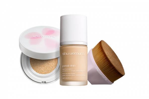 シュウ ウエムラ “花びら肌”を叶える新クッション ファンデーション、ピンク色の限定ブラシも