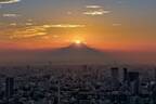 「ダイヤモンド富士」を六本木ヒルズ展望台で、後光が差した富士山＆東京の夕景を堪能