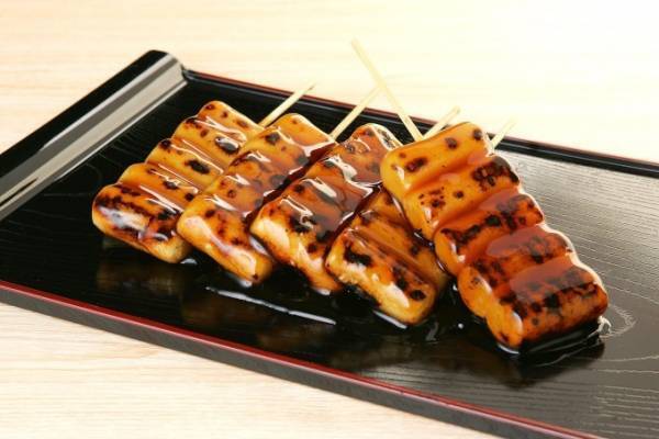 大阪の人気和菓子「喜八洲総本舗」炙ってタレを絡める“みたらし団子”や蒸したて熱々“酒饅頭”