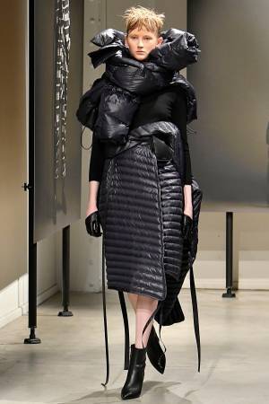 ジュン・ジー 2018-19年秋冬コレクション - 空間と密着による身体との対話