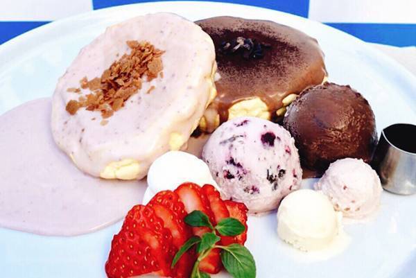 ベン＆ジェリーズ×原宿レインボーパンケーキ第二弾、アイス4種＆パンケーキ2種類が一皿に