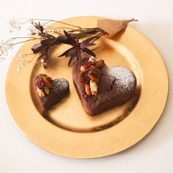 ドイツの伝統菓子店「ヒムベーレ菓子店」より、沖縄みかんを混ぜ込んだハート型ガトーショコラ