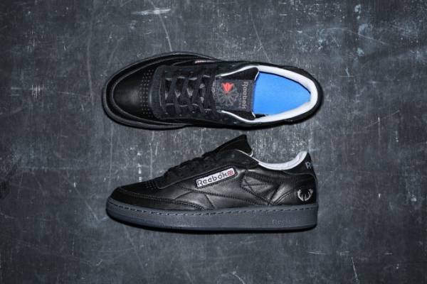 リーボック クラシック×ヴァイナルアーカイブ、オールブラック＆異素材を組み合わせたコラボスニーカー