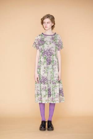 ジェーンマープルドンルサロン新作ワンピース＆スカート、クレマチスの花が咲くロマンティックな庭園
