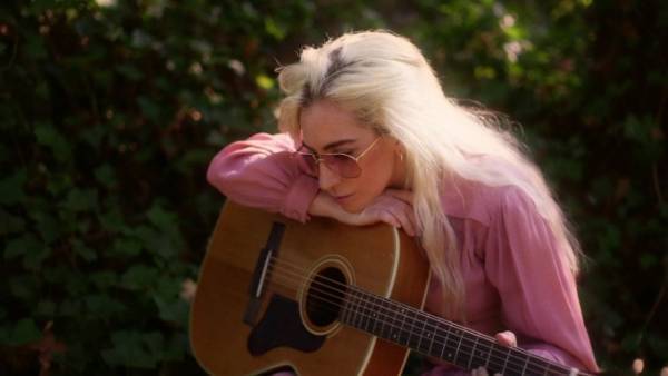 レディー・ガガの最新曲「ジョアン」ピアノver、ピアノやギターで弾き語るMVも公開