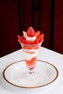 資生堂パーラーの低糖質スイーツ - 華やかなデコレーションの苺パフェ&なめらかティラミス