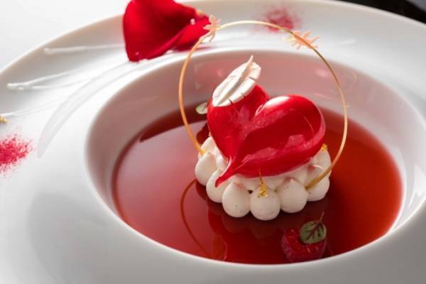 ガストロノミー“ジョエル・ロブション”バレンタイン限定コース、目の前で切り分ける牛フィレ肉