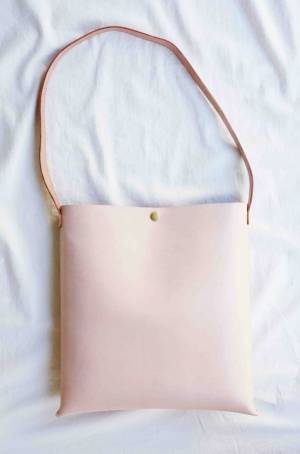 ハバダッシュリー、ハンドメイドのレザーコレクション - ”レジ袋”から着想を得た真っ赤なバッグ