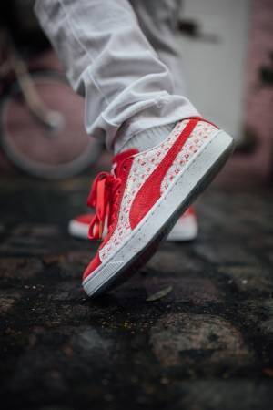 プーマxハローキティのコラボスニーカー、赤白のキティ総柄＆アウトソールから覗く赤いリボン