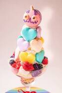 原宿カワイイ モンスター カフェのバレンタイン、ハート型のマカロンサンドやカラフルなパフェ