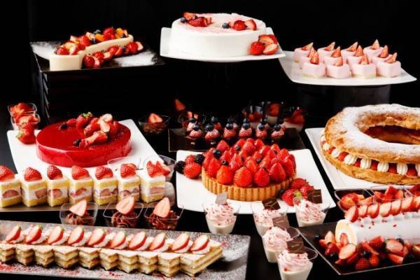 品川プリンスホテルの最上階ラウンジで苺スイーツブッフェ開催