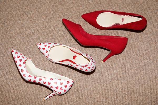 ランダから“バレンタインシューズ”、真っ赤なハートを散りばめたポインテッドトゥパンプス