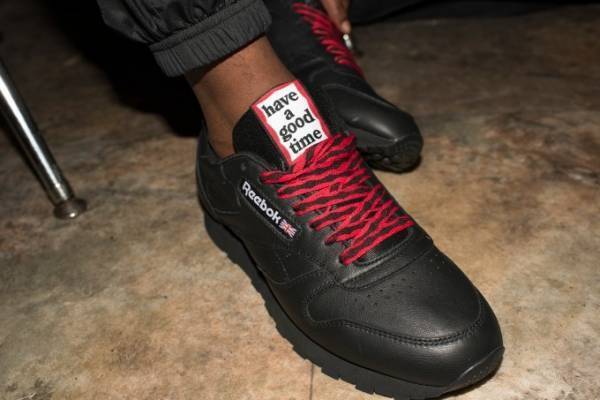 リーボック クラシック×have a good time、ロゴ入りスニーカーやトラックトップ