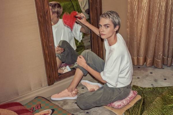 プーマのウィメンズシューズ「スウェード ボウ バレンタイン」ヒールに大きなサテンリボン付き