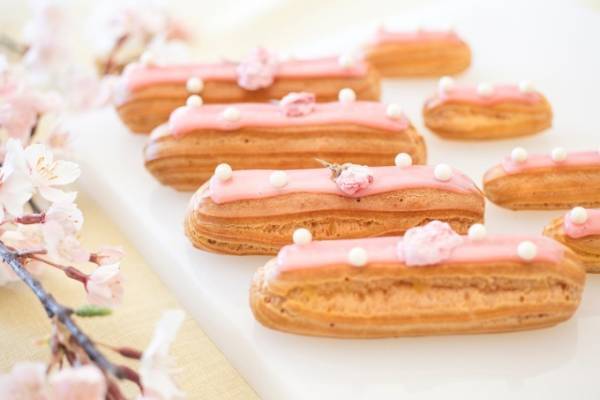 アンダーズ 東京の桜スイーツ、桜の香りが広がるエクレア＆花びら付きマカロン - ブッフェも