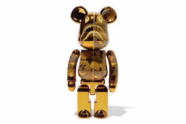 ベイプより「超合金」のベアブリック - ゴールド&シルバーのカモ柄、耳つきフーディも