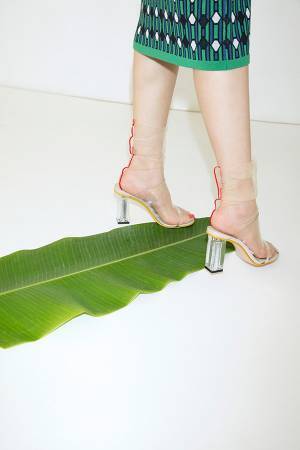 SLYからクリア素材の円筒型バッグやブラックレザーのボディバッグ