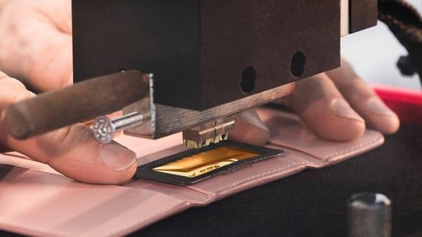 ミュウミュウのレザーアイテムがマイデザインに、イニシャル刻印サービスを期間限定で