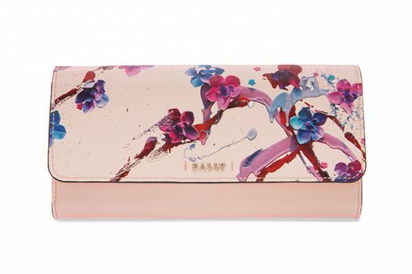 バリーから「桜スイーツ」を描いたトートバッグ＆財布、“食べられるアート”のジャニス・ウォンとコラボ