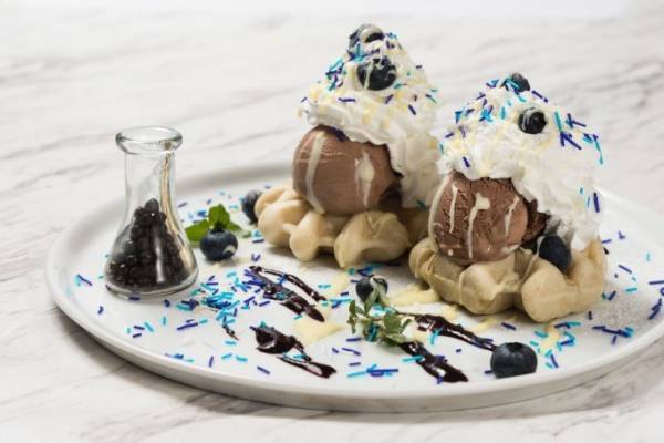 マックス ブレナーのホワイトデー、ホワイトチョコ×ブルーベリーのワッフルや注射器ソースのサンデー