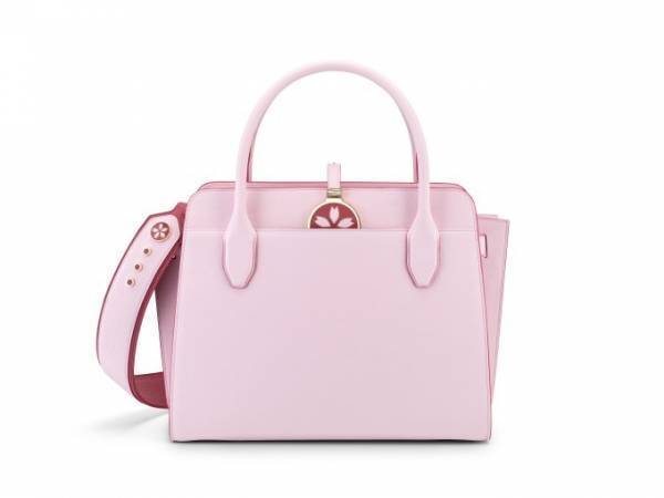ブルガリの「ブルガリ・ブルガリ アルバ バッグ」から、桜カラーの日本限定モデル