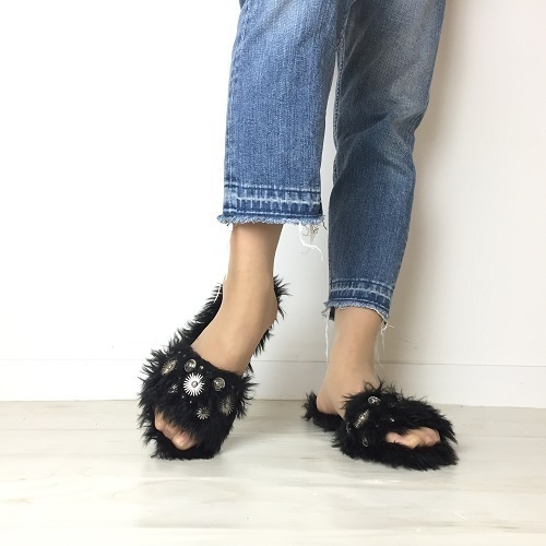 ジェフリーキャンベル新作ファースリッパサンダル、フラワーモチーフのスタッズ×カラーファー