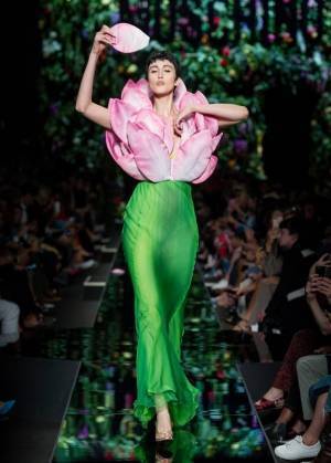 モスキーノ 2018-19年秋冬コレクションをライブ配信