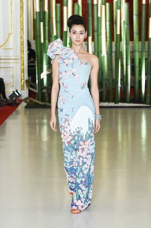 ユミカツラ18春夏オートクチュールを国宝・迎賓館赤坂離宮で披露、北斎の富士を描いたドレスなど約60点