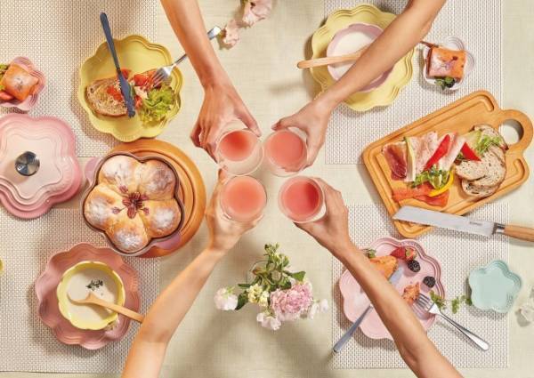 ル・クルーゼ新色「ブーケピンク」、3層グラデーションのベストセラー両手鍋