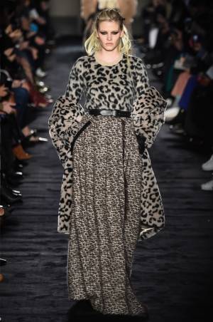 マックスマーラ 2018-19年秋冬コレクション - 強い光の奥底に眠る、伝統的な美と洗練さ