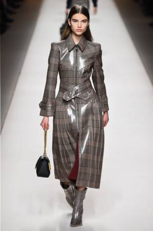 フェンディ 2018年秋冬コレクション - 現代女性は強く優しく生きることはできるのだろうか