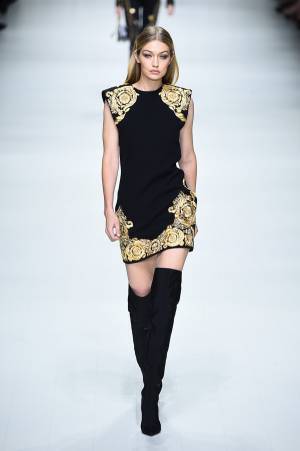 ヴェルサーチ 2018年秋冬ウィメンズコレクションをライブ配信