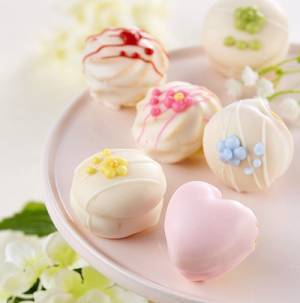 東京會舘のホワイトデー限定スイーツ、ライラックをイメージしたソフトクッキーなど