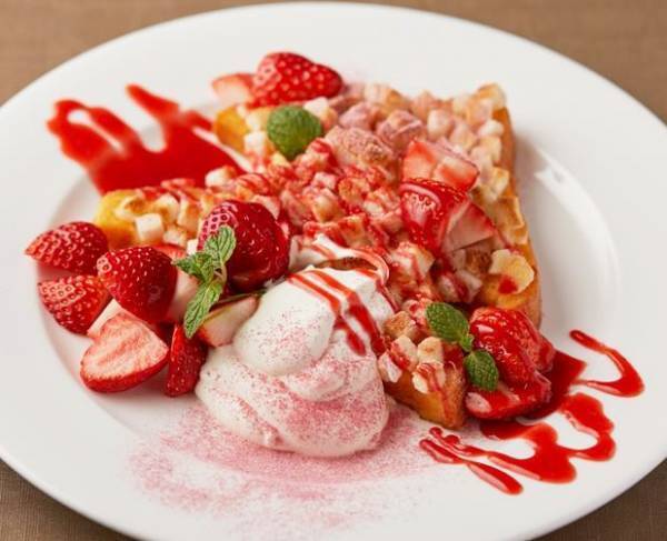 ザ ストリングス 表参道の期間限定「イチゴスイーツ」チョコを溶かしながら食べるパフェなど