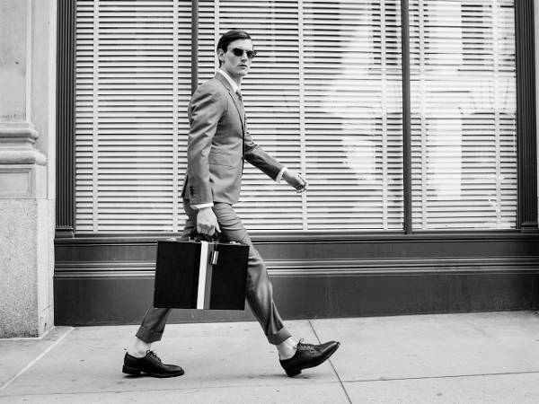 トム ブラウンの限定カプセルコレクションが阪急うめだ本店に、"白"で表現するスーツやシューズ