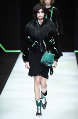 エンポリオ アルマーニ 2018-19年秋冬コレクション - 漆黒に浮かぶ緑の光