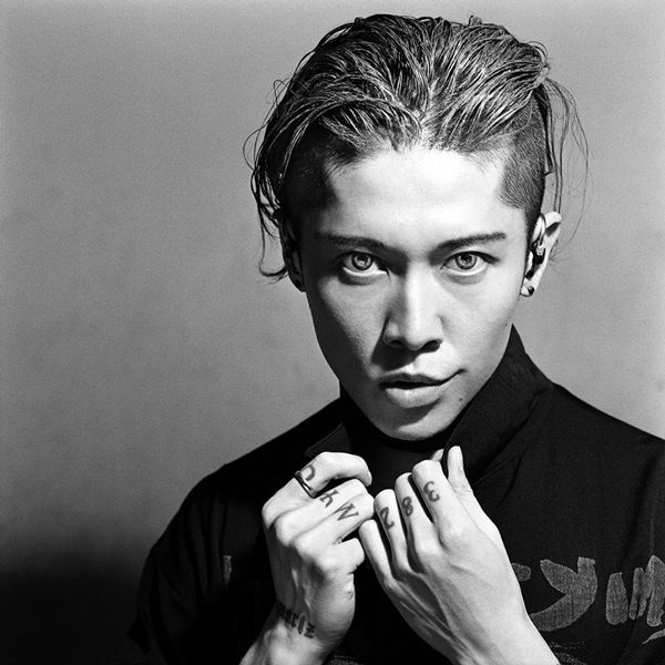 ギタリストMIYAVIの写真展が原宿・ブックマークにて開催、15年に及ぶ東京ライブの軌跡