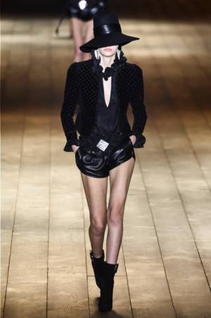 サンローラン 2018-19年秋冬コレクション - パリの冬空に放たれた漆黒のコード