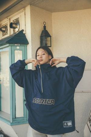 カスタネ×スターターブラックレーベル、ビッグロゴを配したオーバーサイズのプルオーバー