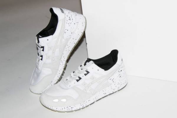 エミ×アシックスタイガー「ゲルライト」黒のスプラッシュ模様を施したクリーンな白スニーカー