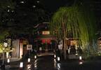 「六角堂 夜の特別拝観」頂法寺境内をライトアップ、全国の華道家による1,000点の生け花展示も