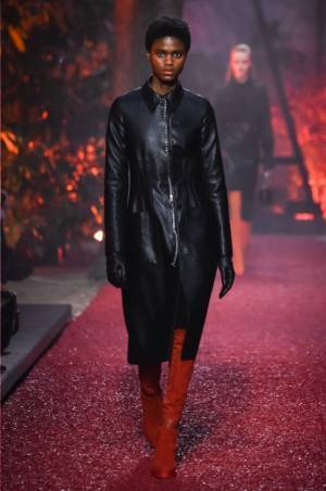 エルメス 2018-19年秋冬コレクション - 温もりの赤に包まれた夕暮れ時の秋