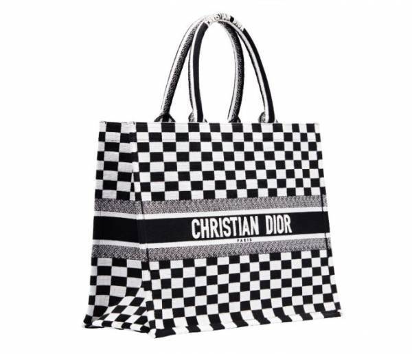 ディオールの新作バッグ「ブック トート」新宿伊勢丹本店に、プレイフルな格子柄＆収納抜群