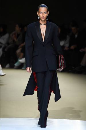 アレキサンダー・マックイーン 2018年秋冬コレクション - 視点を変えて真の女性に迫る