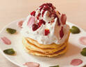 「モケス ハワイ」中目黒店の春メニュー、“ホワホワ”クリームやフレッシュ苺のパンケーキ
