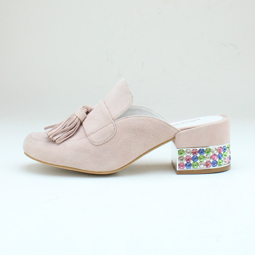 ジェフリーキャンベルの新作シューズ、ピンクカラーにパール＆ビジューのヒールを合わせて