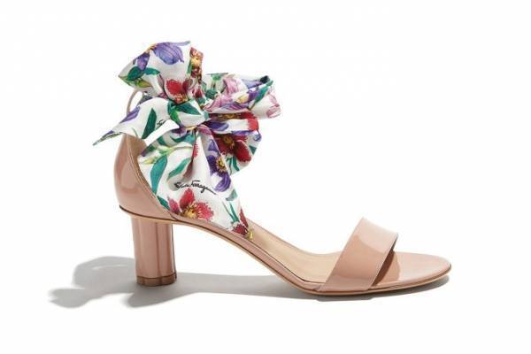 サルヴァトーレ フェラガモ新作シューズ、フラワーモチーフのサンダルやスタッズ付きヴァラ・リボン