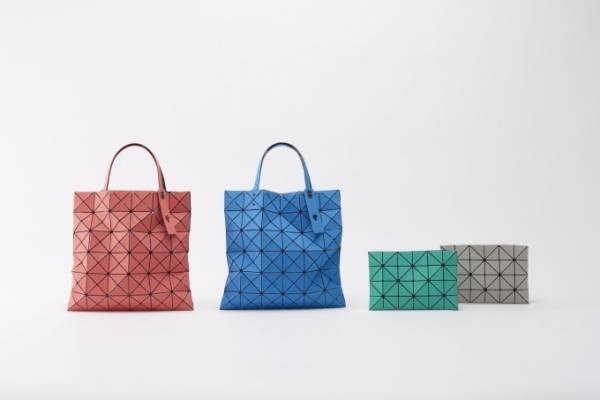 BAO BAO ISSEY MIYAKEの新作、ブルーやレッドのチェーン付きポーチ＆トート