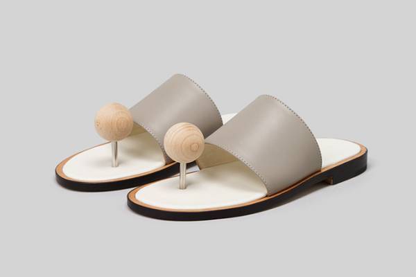 フォート18年春夏の新作 - 球体の木をあしらったサンダル、底部分が曲げ木のバッグなど