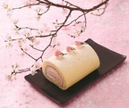 大丸東京店に春限定の桜スイーツ全100種集結、桜の塩漬けを飾った和風ロールケーキや花びらクッキーなど